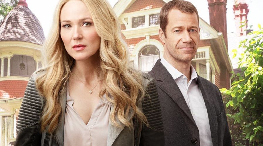 Deadly Deed: A Fixer Upper Mystery