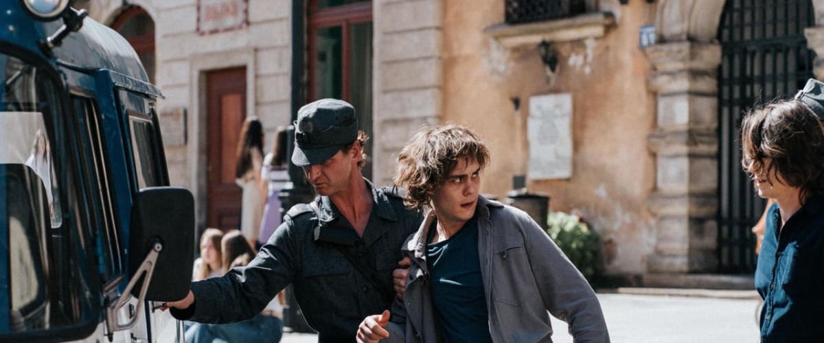 Watch Leave No Traces