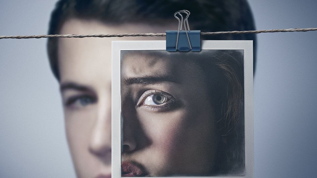 Sophie reason why. Ханна Бейкер и Клэй Дженсен. Кортни кримсен 13 причин почему. 13 Причин почему рисунки.